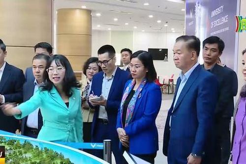 Đoàn cán bộ Lào thăm Trung tâm Tinh hoa làng nghề Việt