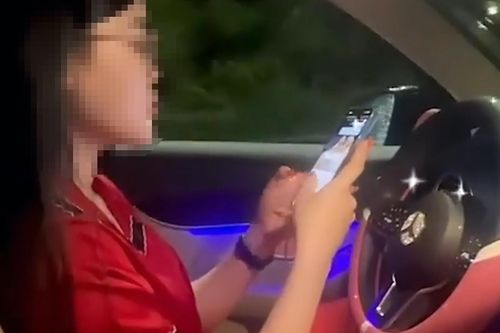 Xử phạt nữ tài xế Mercedes buông 2 tay, 'dán mắt' vào điện thoại để quay TikTok