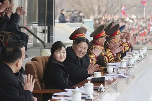 Ông Kim Jong-un cùng con gái xem bóng đá