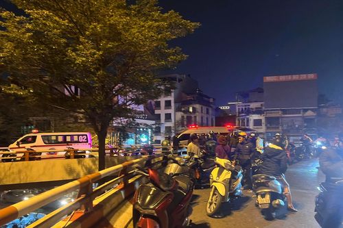 Va vào thành cầu Chương Dương, 3 người đi cấp cứu
