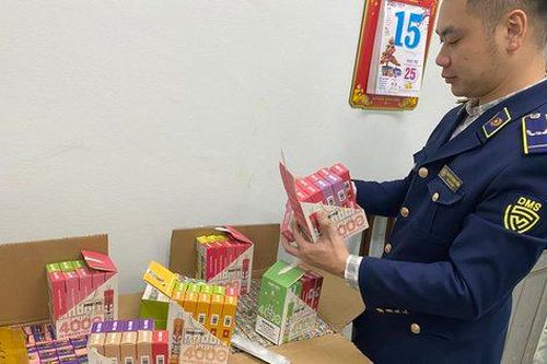 Tạm giữ hơn 1.000 sản phẩm và tinh dầu thuốc lá điện tử nhập lậu