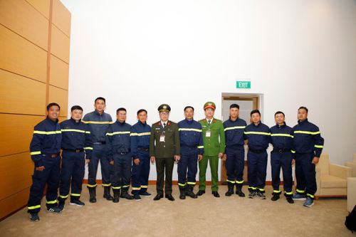 Công an Hà Nội chúc mừng những người lính cứu hỏa trở về từ Thổ Nhĩ Kỳ