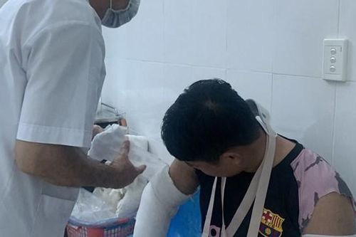 Nam shipper tố bị vợ chồng khách hàng đánh gãy tay