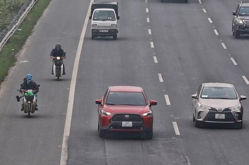 'Liều mình' xe máy lao vun vút trên đường cao tốc Đại lộ Thăng Long