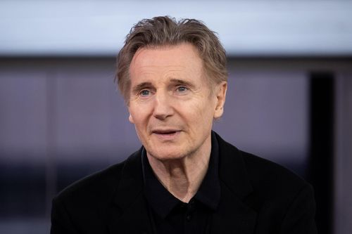 'Thần Zeus' Liam Neeson không thoải mái khi đóng cảnh nóng
