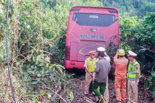 Ôtô lao xuống mép vực, gần chục khách nước ngoài thoát chết