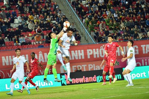 HL.Hà Tĩnh, T.Bình Định cùng thắng trên sân khách
