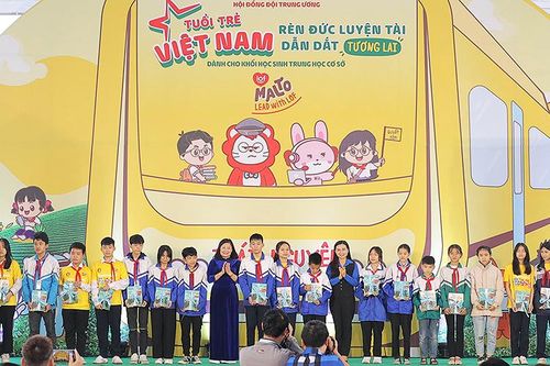 Hướng nghiệp và trao 60 suất học bổng tặng thiếu nhi hoàn cảnh khó khăn