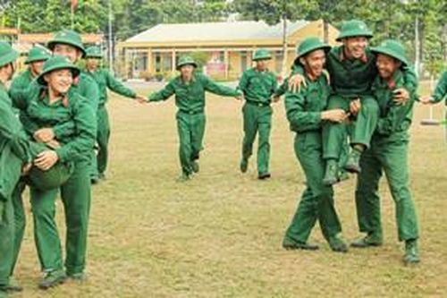 Chiến sĩ mới sôi nổi tham gia hoạt động giải trí ngày nghỉ cuối tuần