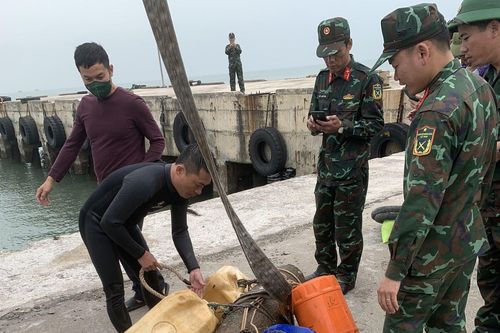 Ngư dân Quảng Bình tá hỏa phát hiện quả bom nặng gần 230kg khi đánh cá