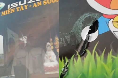 2 thanh niên chặn xe khách, đập phá tài sản, nhiều người hoảng sợ nằm xuống sàn