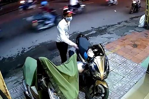 Nam thanh niên lấy xe máy của bạn đi bán