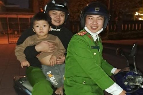 Quảng Bình: Công an trao trả cháu bé đi lạc trong đêm