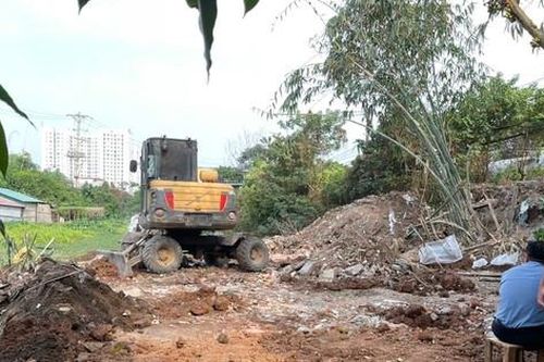 Dỡ công trình, múc đất san lấp trái phép hồ Ga Gia Lâm