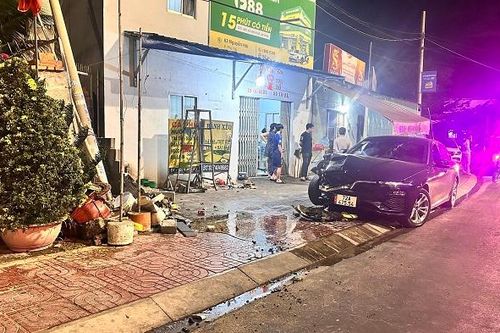 Xe mất lái lao lên vỉa hè tông vào hai người đang ngồi hát karaoke