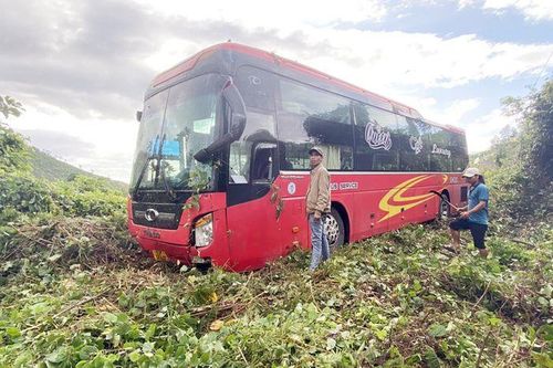 Xe khách mất lái lao xuống vực