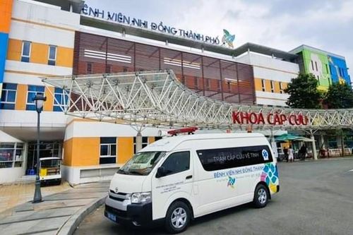 Bị em trai lỡ tay đâm kéo vào người, bé 11 tuổi suýt phải cắt chân