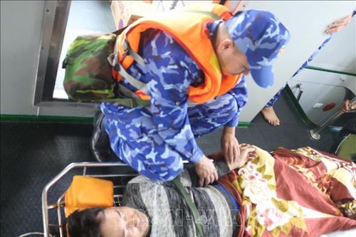 Cứu hộ kịp thời một ngư dân bị tai biến trên biển