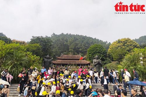 Người dân đổ về chùa Địa Tạng ngày cuối tuần