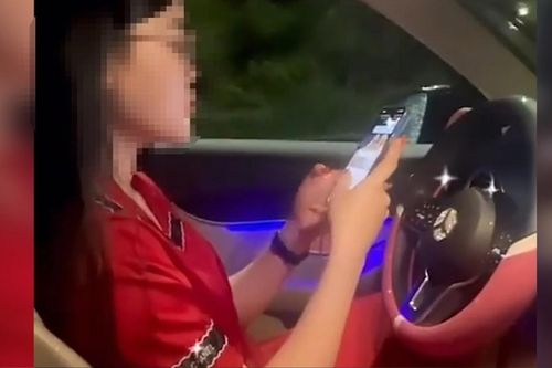 Nữ tài xế Mercedes buông hai tay khi lái ô tô để quay TikTok