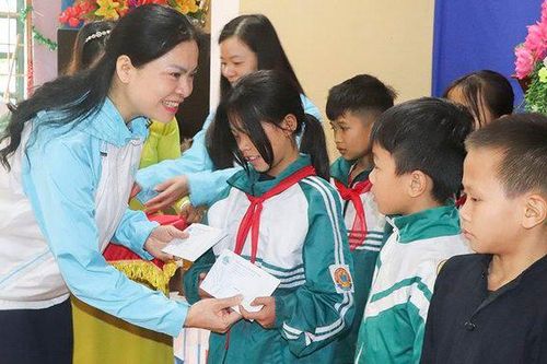 Chủ tịch Hội LHPN Việt Nam Hà Thị Nga thăm và tặng quà phụ nữ, học sinh khó khăn tại Yên Bái
