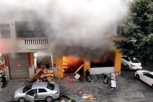 Khoảnh khắc bếp ga nhà hàng phát nổ như bom khiến nhiều người hoảng loạn