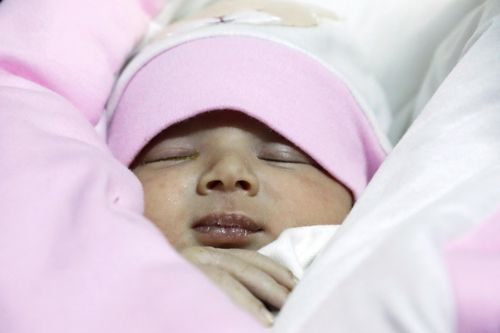 Em bé Syria mồ côi chào đời trong động đất được nhận nuôi
