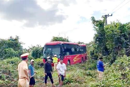 Xe lao xuống vệ đường, nhóm du khách người Đức đập cửa kính thoát hiểm