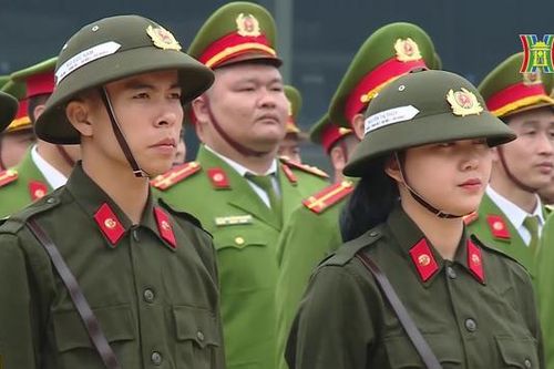 Tân binh cảnh sát cơ động vào mùa huấn luyện
