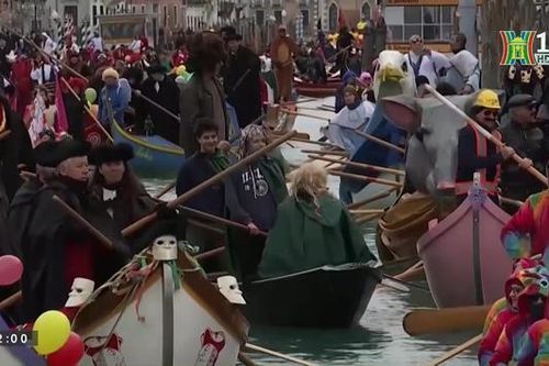 Sôi động lễ hội hóa trang Venice