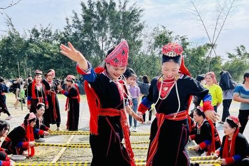 Quảng Ninh: Rộn ràng Hội làng Bằng Cả của người Dao Thanh Y