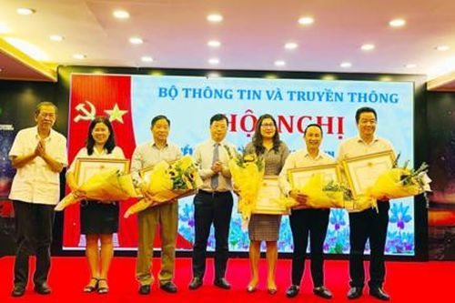Bộ trưởng Bộ TT-TT tặng bằng khen cho những đơn vị xuất sắc