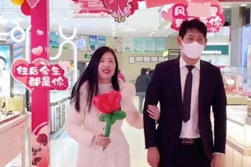 Chỉ mất hơn 7.000 đồng/giờ để thuê bạn trai đi mua sắm