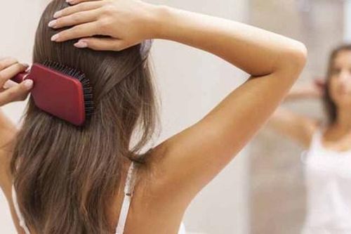 Kiên trì dùng mặt nạ ủ với chuối, cô nàng này bất ngờ vì tóc ngày càng mượt