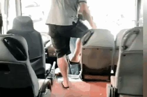 Hai thanh niên chặn đường đập phá xe khách vì không được nhường đường