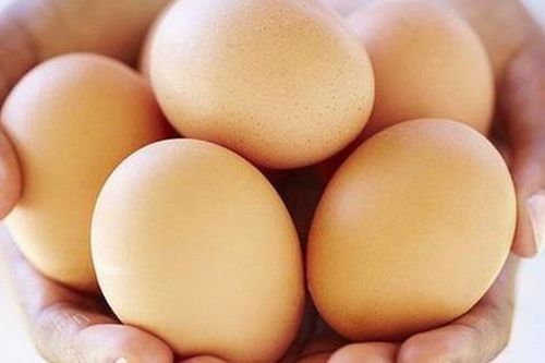 Đây là lý do trứng gà giá rẻ được bán tràn lan ở vỉa hè Hà Nội, chuyên gia chỉ rõ 4 mẹo chọn trứng gà sạch và ngon không phải ai cũng biết