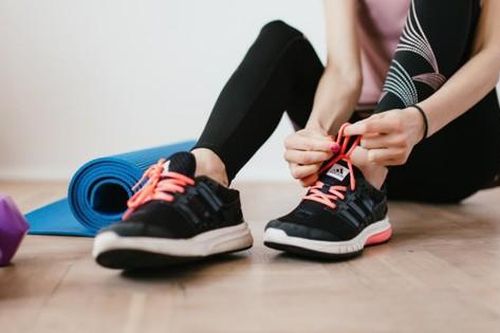 Có nên đi giày thể thao khi tập luyện tại nhà?