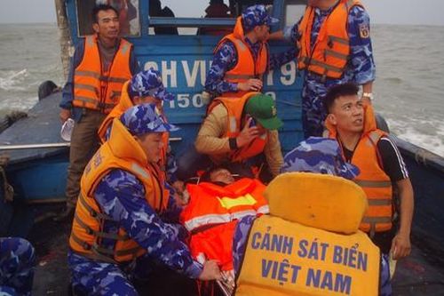 Ứng cứu kịp thời ngư dân bị tai biến khi đang đánh cá trên biển