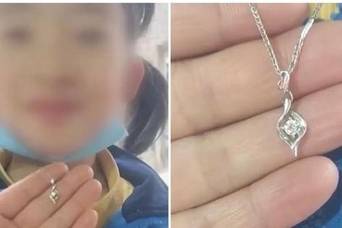 Bé trai 8 tuổi tặng bạn gái cùng lớp sợi dây chuyền giá 70 triệu đồng