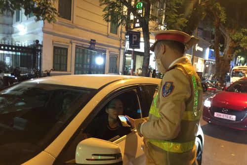 CSGT Hà Nội tước giấy phép lái xe 125 trường hợp vi phạm trong ngày 19/2