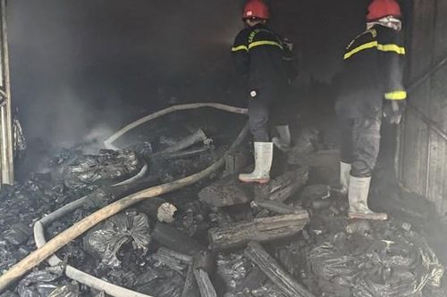 Cháy kho than củi 200 tấn ở Quảng Ngãi