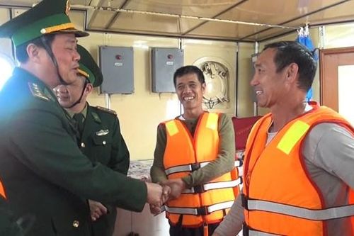 Biên phòng Nam Định cứu sống 2 ngư dân Quảng Bình trôi dạt 13 giờ trên biển