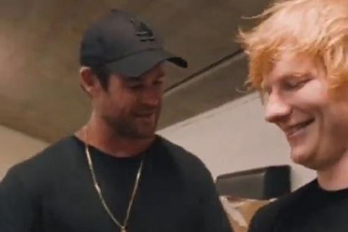 'Thần Sấm' đổi cây búa lấy đàn guitar của Ed Sheeran