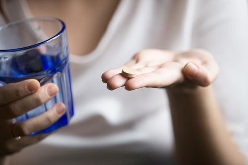 Uống thuốc, nuốt nhầm cả răng giả