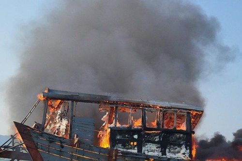 Bè gỗ bốc cháy dữ dội trên biển, 4 ngư dân mắc kẹt được cứu