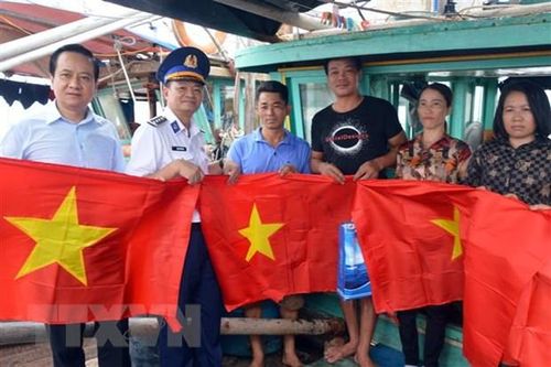 Đồng hành ngư dân vươn khơi, bám biển