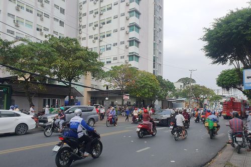 Giải cứu nam thanh niên nghi ngáo đá trèo trên lan can tòa nhà bệnh viện