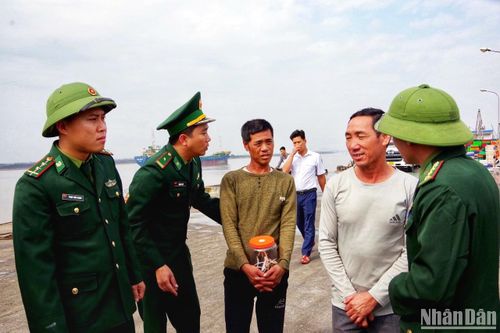 Cứu thành công 2 thuyền viên gặp nạn trên biển