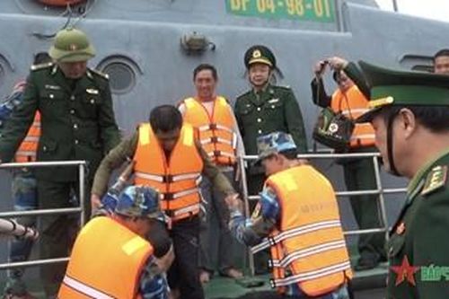 Bộ đội Biên phòng kịp thời cứu hai thuyền viên trôi dạt trên biển