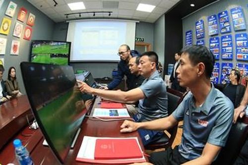 Đào tạo sử dụng công nghệ VAR cho trọng tài Việt Nam